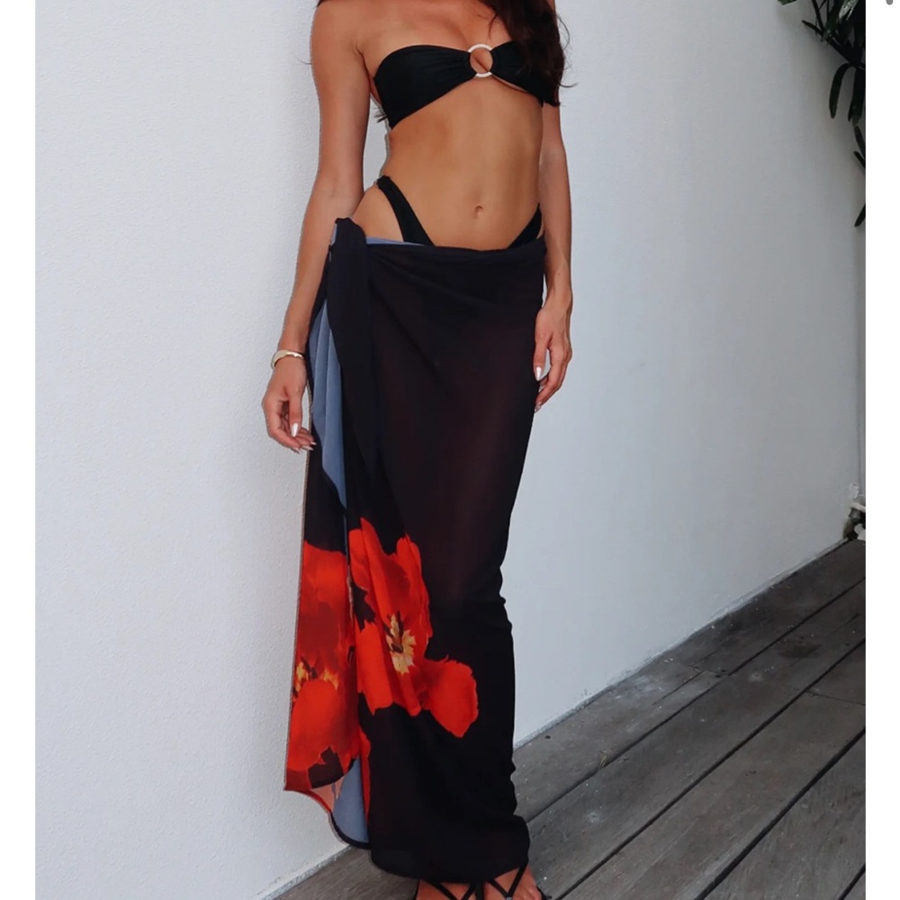 WHITEFOX BLACK FLOWER SARONG